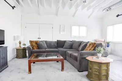 Image de Spacious & Bright Retreat – Perfect for Families!