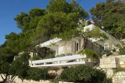 Image de Maison d'architecte avec grandes terrasses ombragées en front de mer