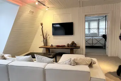 Image de Second floor cottage apartment located in a private community.