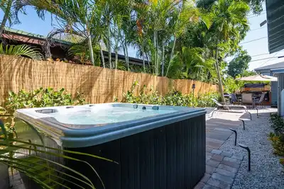 Image de Palm Beach Charm - Hot Tub, Bikes & More! Completely Renovated!