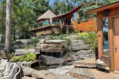 Image de Beautiful south facing lakefront cottage with sauna & hot tub on Big Cedar Lake!