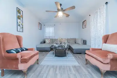 Image de Lovely 3 bedroom house close to great shopping and dining.