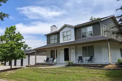 Image de Modern & spacious 5-bedroom home w/ jacuzzi - minutes from the lake!