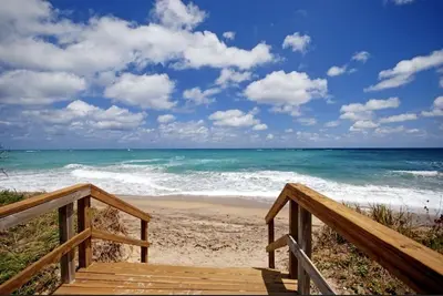 Image de Cozy, private apartment. Walk to the beach.