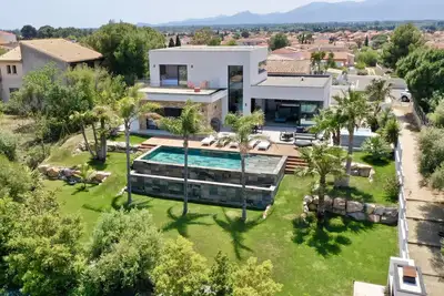 Image de Villa luxueuse avec piscine, jacuzzi et vue exceptionnelle! À 5 min des plages