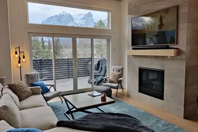 Image de Comfortable Townhome w/ Stunning Views, 4 bdrms, Deck, & Fireplace