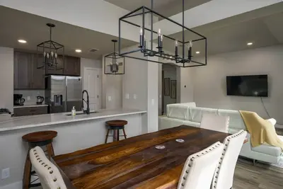 Image de Gourmet Kitchen with Large Dining Table, Quiet Neighborhood, Close to Cota and Airport