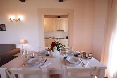 Image de Cozy apartment on two levels with private porch.