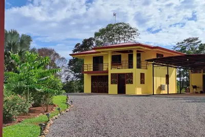 Image de Entire 2nd Floor, 3 Bedrooms for up to 12!