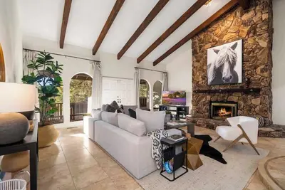 Image de Walkable Sedona Retreat | Hot Tub, Firepit & Deck