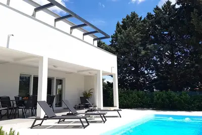 Image de Aria -new holiday home with pool close to numerous beaches and activities