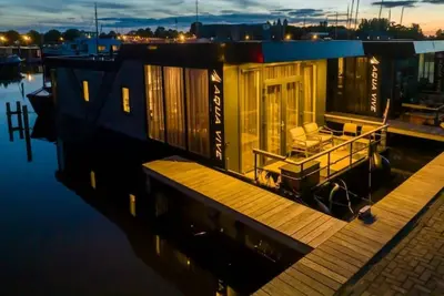 Comfortable, large, moored houseboat