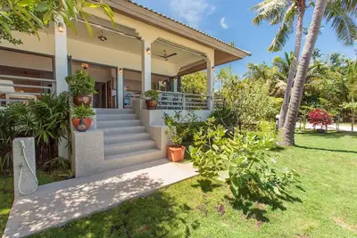 Image de **Potential for Noise**Tradewinds Beach House - beachfront escape