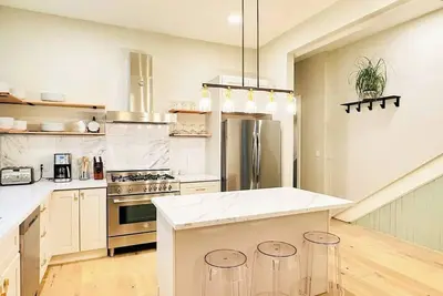 Image de Spacious 10-Br 4-Ba in the Trendy Duboce District