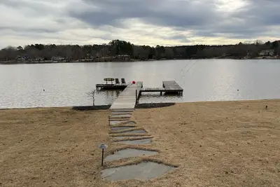 Image de Spacious lakefront home with room for entertaining.