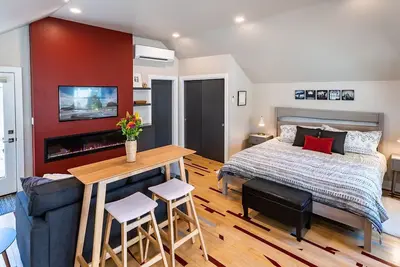 Image de Courtside Cottage - WalkScore 93 - Dog Friendly