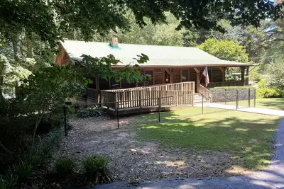 Image de Peaceful 5-bedroom, 3-bathroom lake front cabin with 2 porches for relaxing.