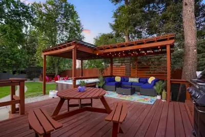 Image de Best Experience You`ll Have! Hot Tub + Fire Pit - 4 miles to Dt