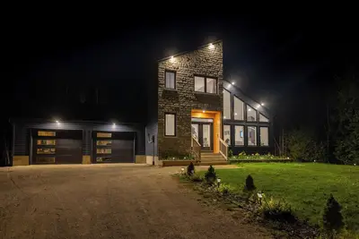 Image de Luxury oasis in the woods, less than five minutes from the beach!