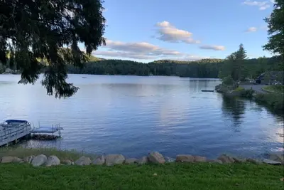 Image de Adirondack Lakefront Getaway-Newly renovated, fireplace, gameroom, close to Gore