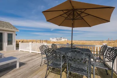 Image de This enchanting cottage set atop the dunes of Sagamore Beach offers a vacation lifestyle you'll love