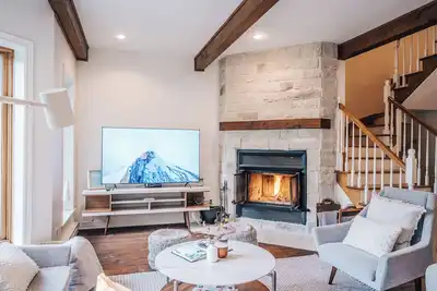 Image de 5bd Scani Chic! Mountain View! 6 mins to Skiing!