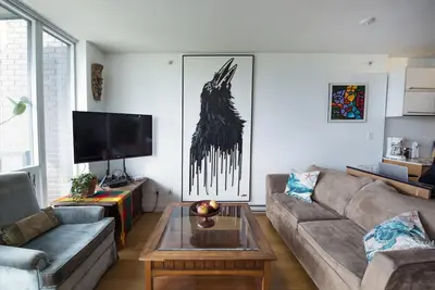 Image de Stylish, Bright, Chinatown Condo, w/secure parking, pet ok, view, self-check-in.