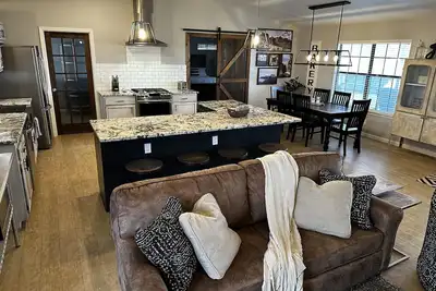 Image de Beautiful Modern Farmhouse With Breathtaking Views!