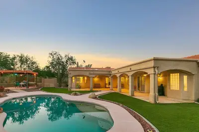 Image de Mountain Home Pool Views Garage Fun Backyard Spacious Private Close to UofA\n