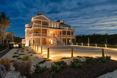 Image de 1920 - Captain's Corner, a stunning 11-bed Corolla, Nc, private pool, game room, theatre room