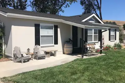 Image de Cozy and comfortable 3 bedroom set in the rural oaks and vineyards.