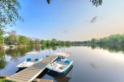 Image de Lake Retreat, Year Round Hot Tub, Pool Table, Pedal Boat