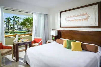 Image de Gorgeous luxury resort suite for family or couples.