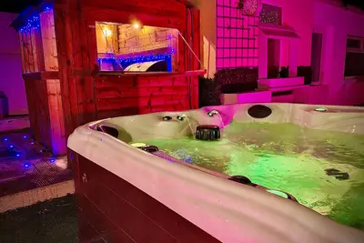 Image de Captivating 4-Bed Hot Tub House in Blackpool