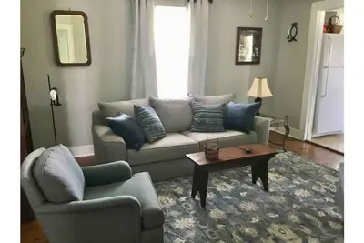 Image de Farmhouse Cottage local Horse farms, Distilleries, Winery Tours, walking trails.