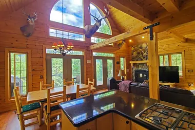 Image de Log Cabin w/Mtn View, Hot Tub, & Fireplace!