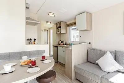 Image de A traditional seaside accommodation, featuring glorious sea views and a relaxing stay.