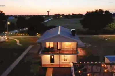 Image de The Clubhouse near WinStar - Your Central Hub for Fun