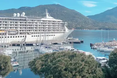 Image de Appartement De Charme  Situee Sur Le Port A Seulement 5 Mn A Pied Des Plages