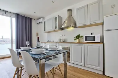 Image de Centrally Located Fabulous Sunny Apartment