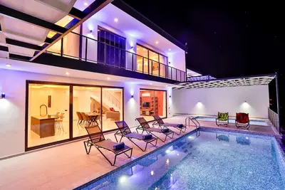 Near to beach! A private pool and panoramic seaview.