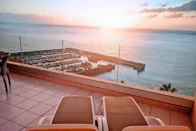 Romantic Retreat In Prime Position With Stunning Views To Cliffs, Marina & Sea.