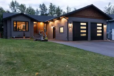Image de Cozy mountain home with hot tub, backing onto trails and the river(pet-friendly)
