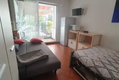 Image de Beau studio avec terrasse proche de la mer