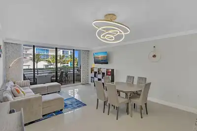 Image de Stylish Beachfront Gem ~ Sea View, Pool, Gym, Pkg!