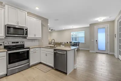 Image de 2 Bed + Den, 2 Bath Villa