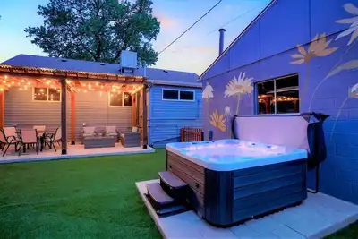 Image de One of a Kind Home -Hot Tub, Pool Table & Fire Pit - 4 Miles to Dt