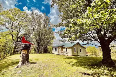 Image de Hot Tub. Firepit. Game Room. Pet Friendly. 11 Acre Retreat.