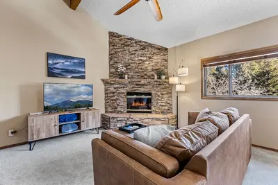 Image de Contemporary Country Club Condo with portable A/C's in the bedrooms.