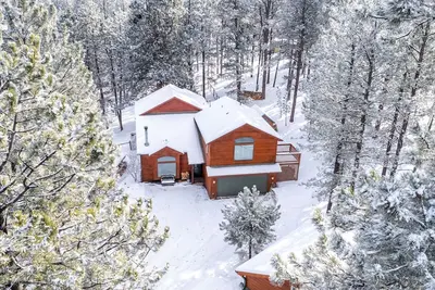 Image de Peaceful getaway in the woods with fully fenced yard- Pet friendly!